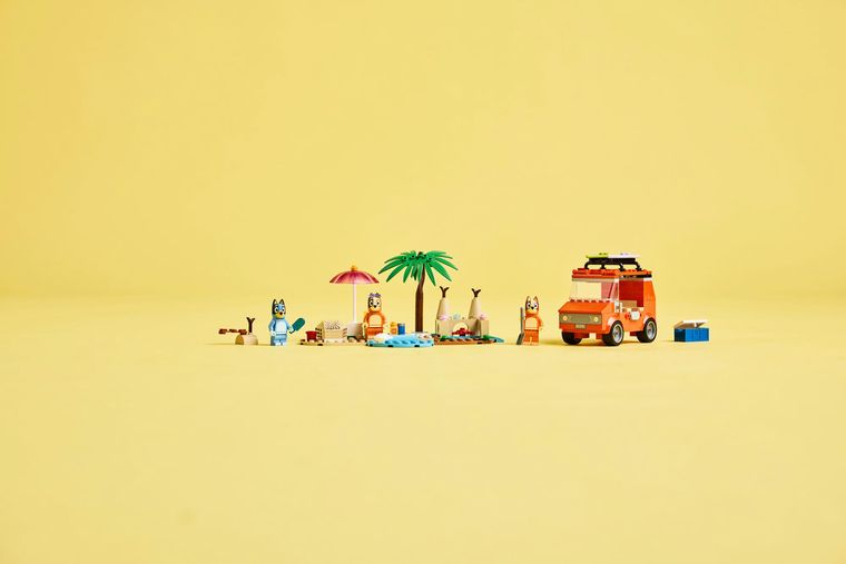 LEGO Bluey, Calatoria familiei lui Blue cu masina la plaja, 11202