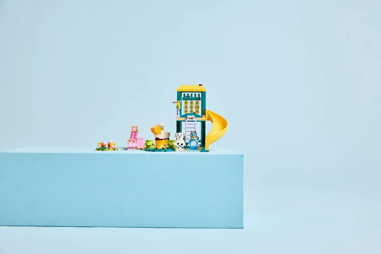 LEGO Bluey, Distractie la locul de joaca cu Blue si Chloe, 11201