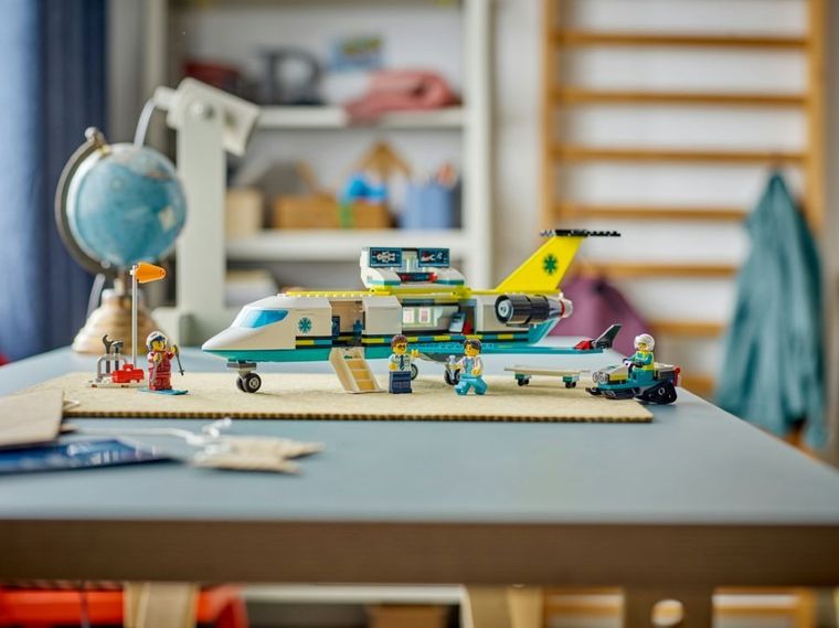 LEGO City, Avion-ambulanta pentru urgente, 60465
