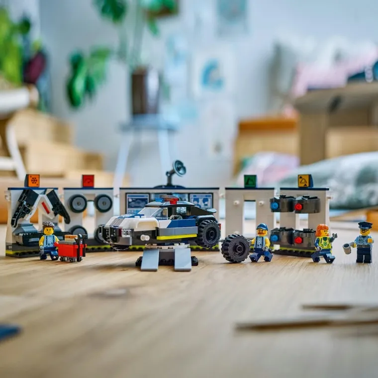 LEGO City, Garaj personalizat pentru masini de politie, 60457