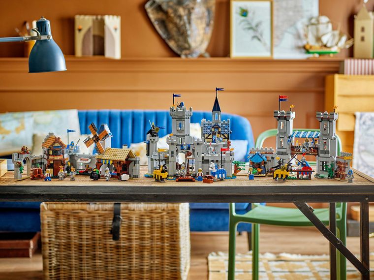 LEGO Creator, Castel medieval cu cai si cavaleri, 31168