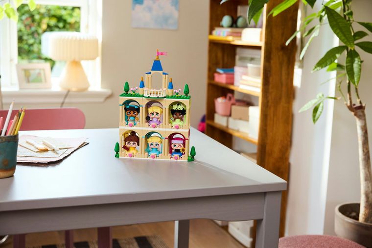 LEGO Disney Princess, Miniprintesele Anna si Elsa, 43284