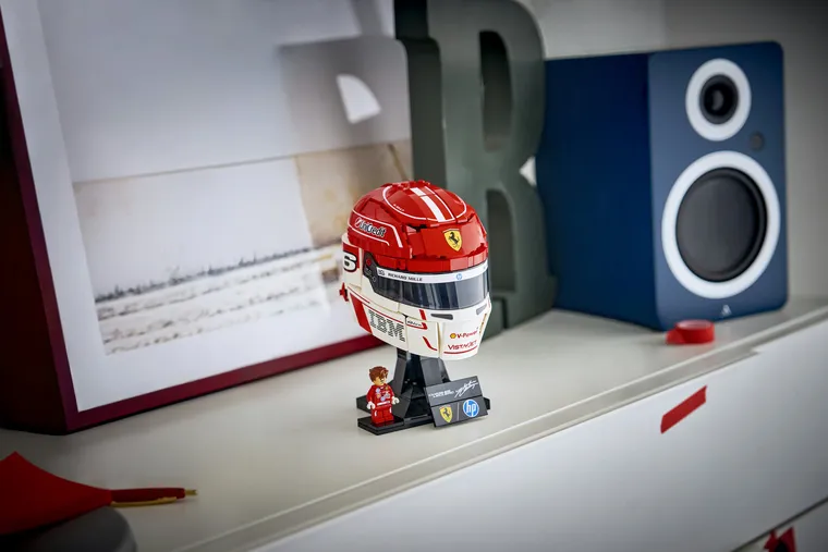 LEGO Editions Formula 1, Casca lui Charles Leclerc Scuderia Ferrari HP, 43014