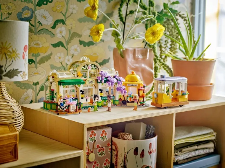 LEGO Friends, Cafenea cu multe plante si florarie, 42671