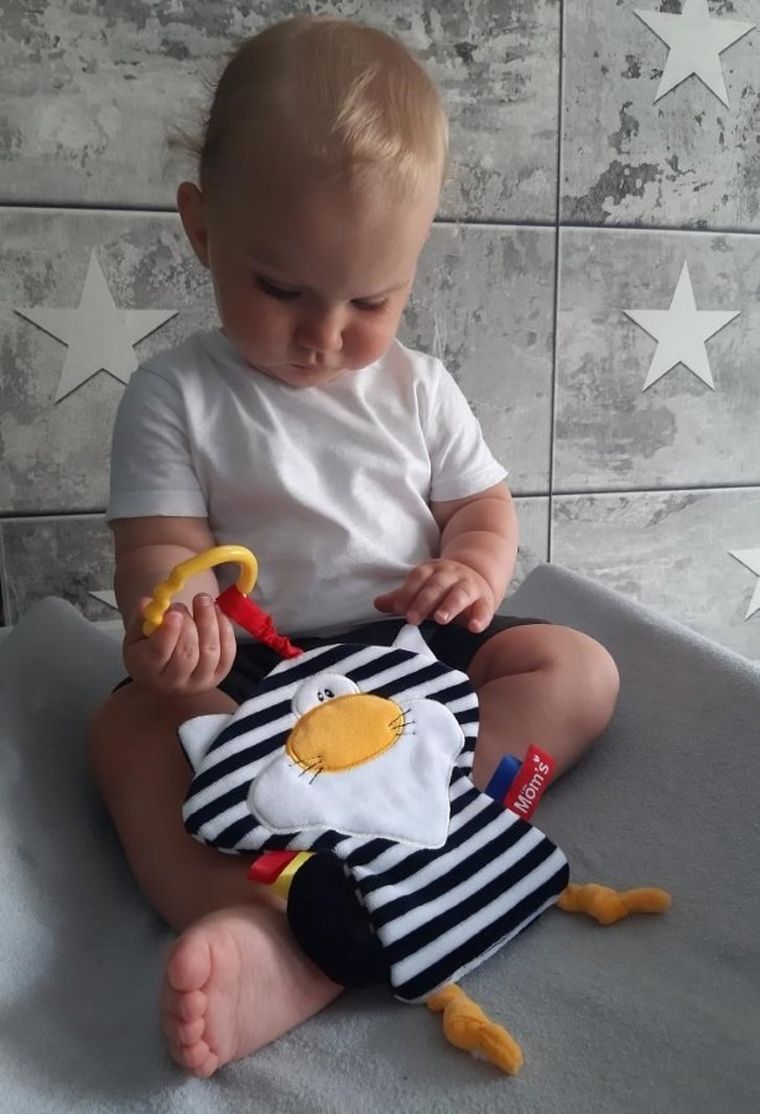 Mom's Care, pisica in dungi, jucarie senzoriala contrastanta cu agatatoare