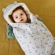 Cool Club, Pijama calduroasa tip salopeta cu gluga pentru bebelusi, bej, imprimeu frunze